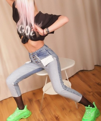 Экспрессивная блондинка с изысканными формами ждёт тебя для ярких встреч и незабываемых моментов страсти. Готова окунуть тебя в мир наслаждения и удовольствия! 10202, 39 лет